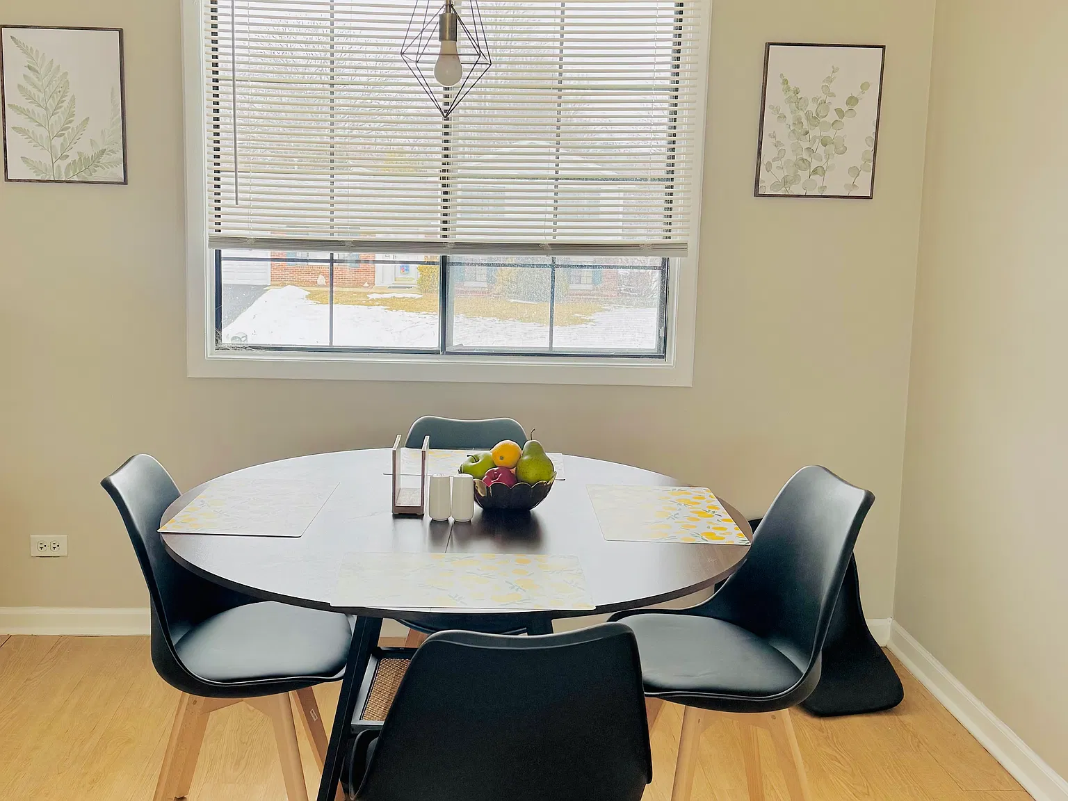 7 bed, 2200 sqft, $885 — Photo 2