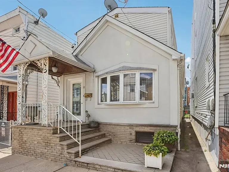 18 Patterson St — Photo 1