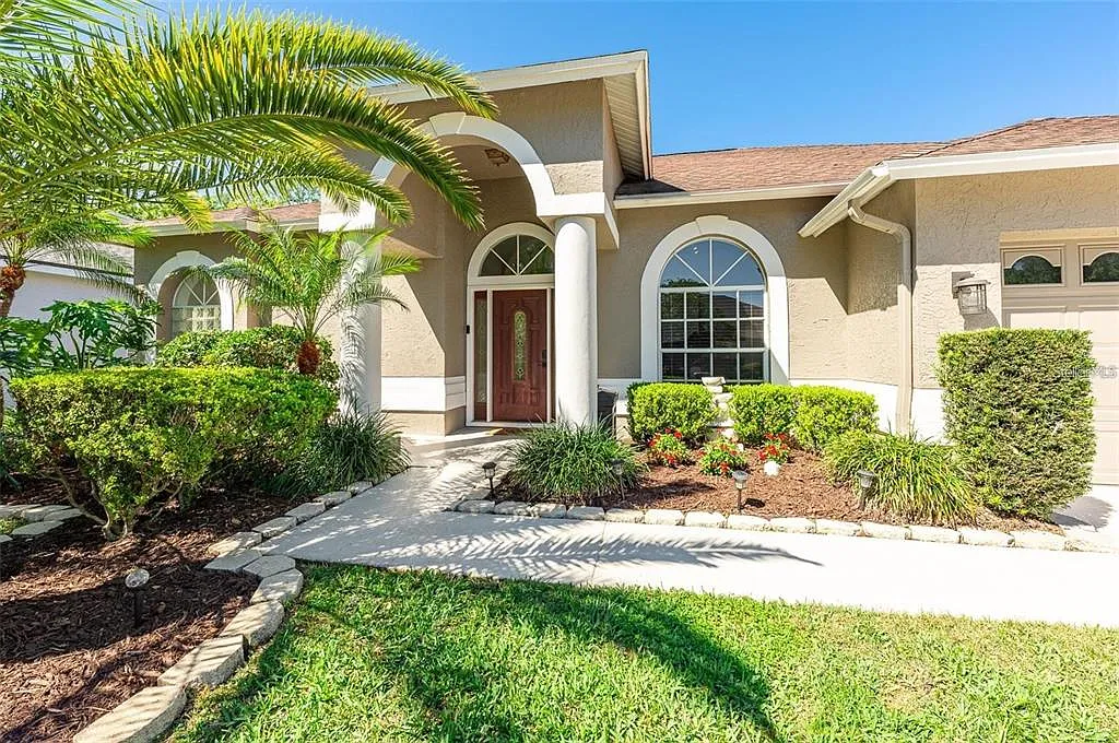 3 bed, 2.0 bath, 2052 sqft, $3,100 — Photo 2