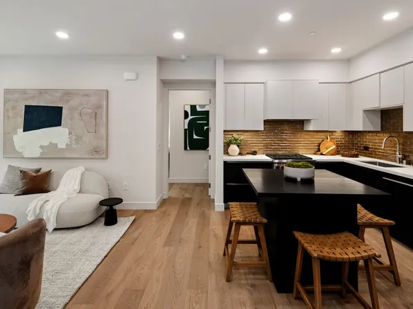 505 Barrington Ave #403, Los Angeles, CA 90049