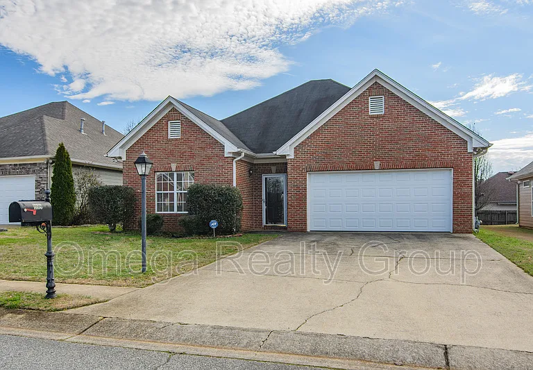 1030 Lexington Dr — Photo 2