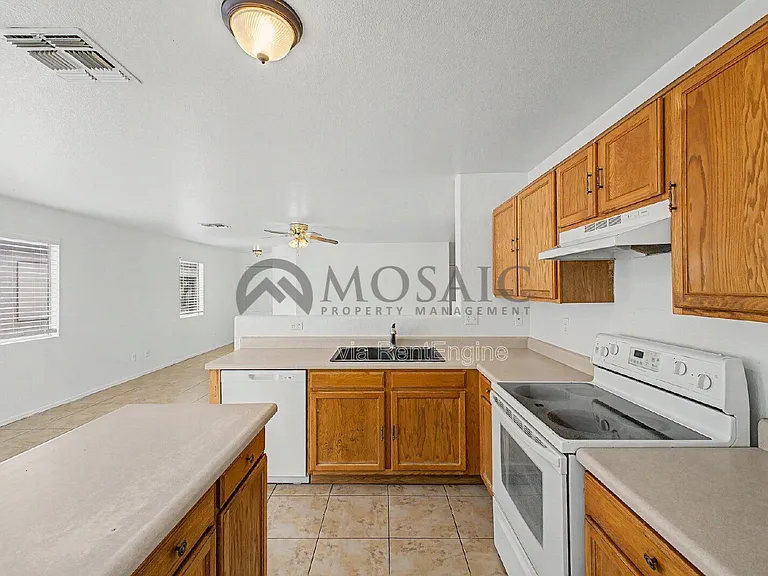 1004 E Cowboy Cove Trl — Photo 8