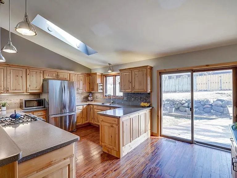1513 Deerwood Dr — Photo 4