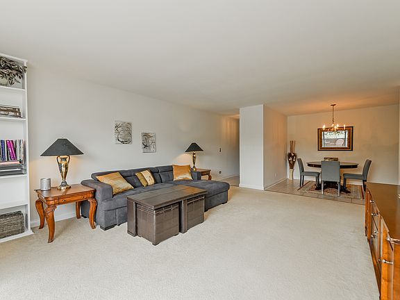 3rd image of 840 Wellington Ave Unit 110