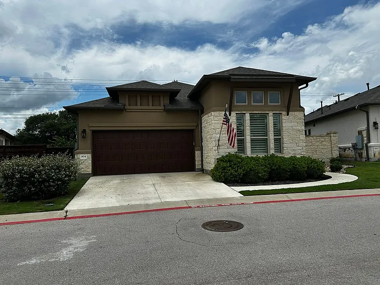904 Indian Hawthorne Dr — Photo 2