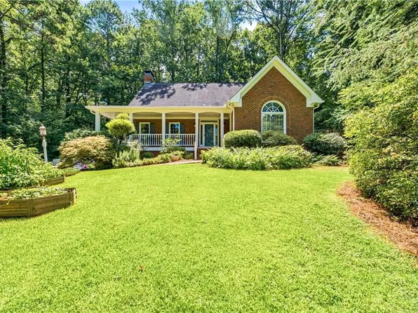 196 Roe Hampton Ln, Stone Mountain, GA 30087