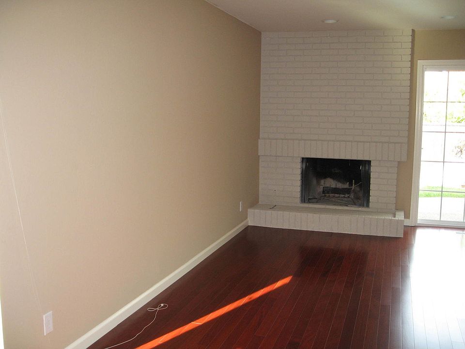 Living Room/Fireplace