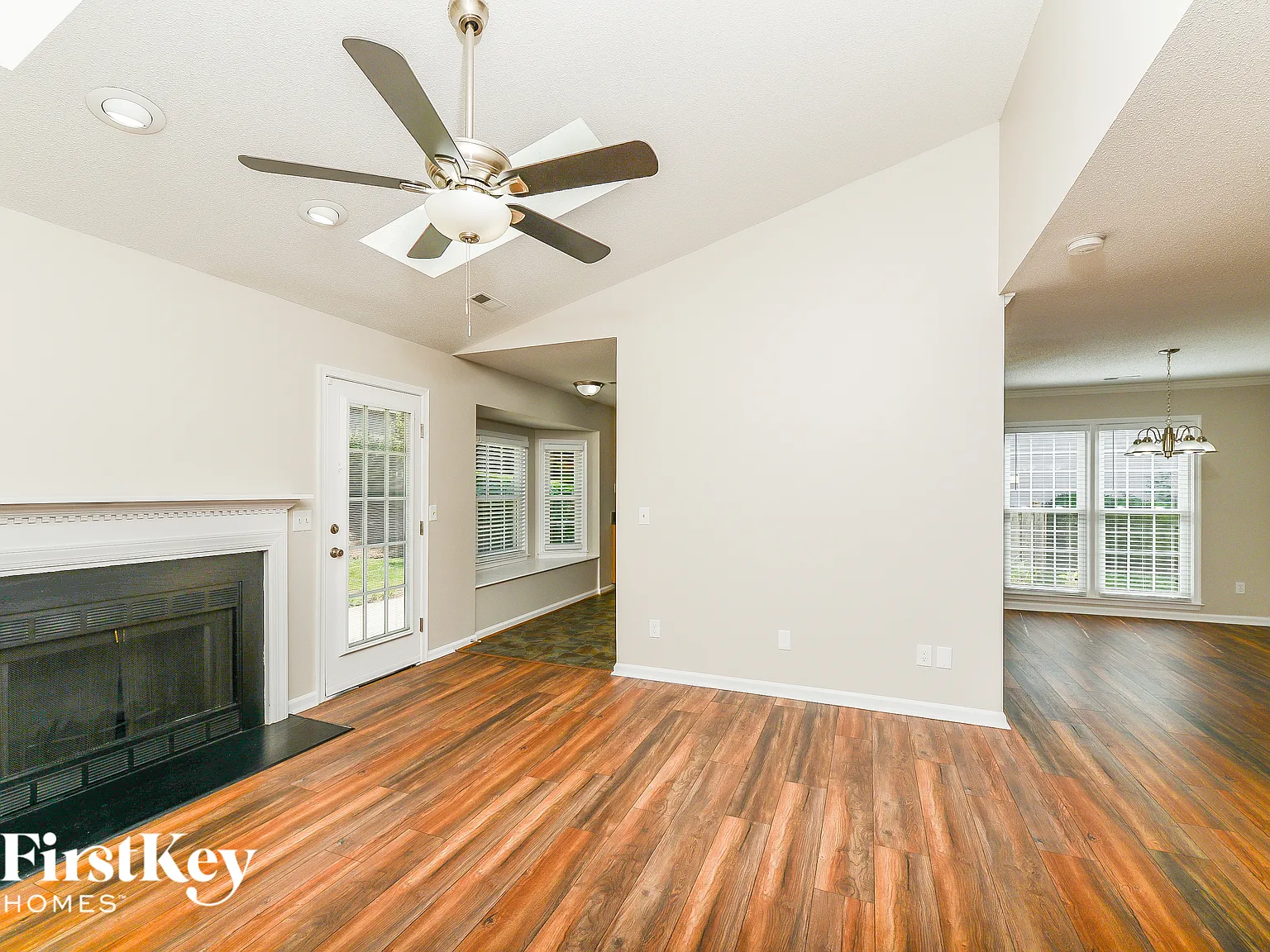 3 bed, 2.0 bath, 1447 sqft, $2,155 — Photo 2
