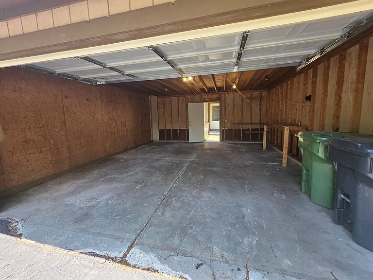 1009 Valley Side Dr — Photo 3
