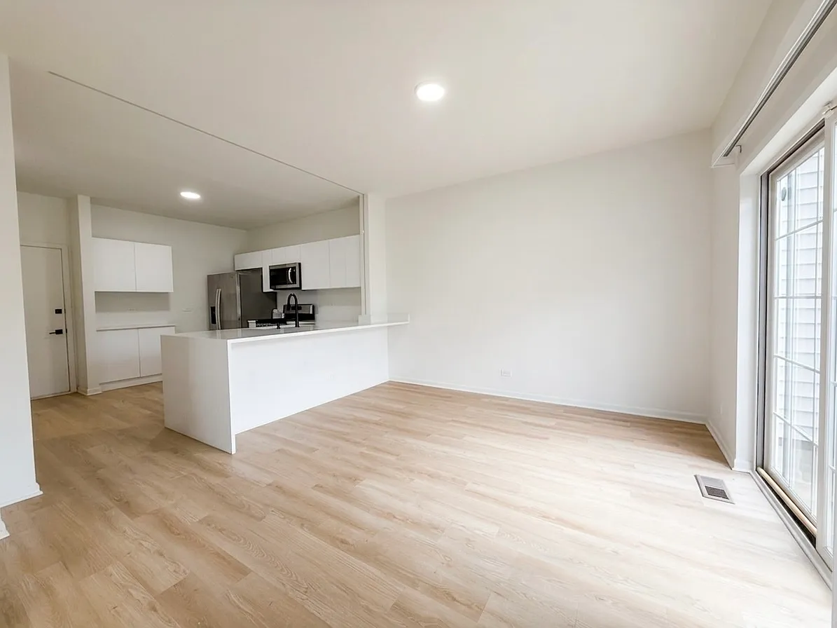 3 bed, 2.5 bath, 1933 sqft, $3,000 — Photo 2