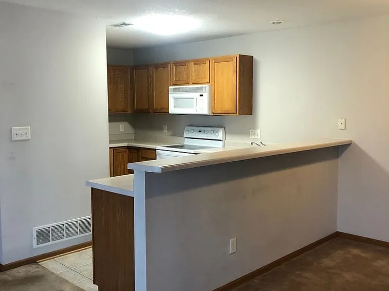 Ashworth Dr. Apartments — Photo 9