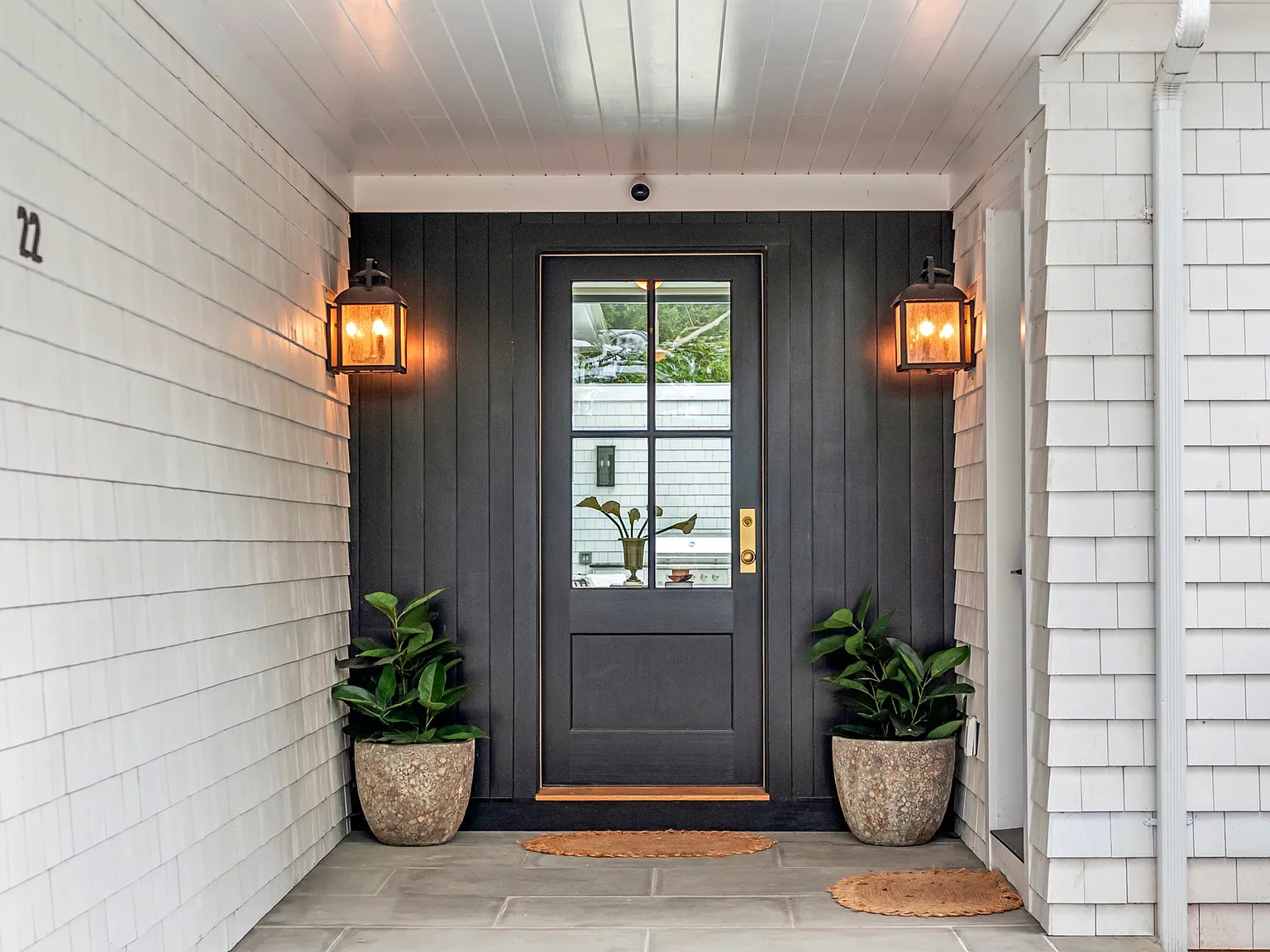 Contemporary Barn Elegance Amid Meadow and Reserve — Photo 2