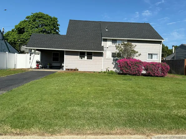 168 Red Maple Dr E, Levittown, NY 11756