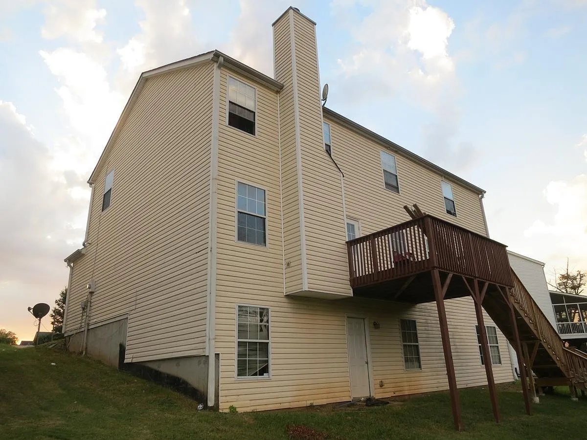 4 bed, 2.5 bath, 2300 sqft, $2,700 — Photo 2