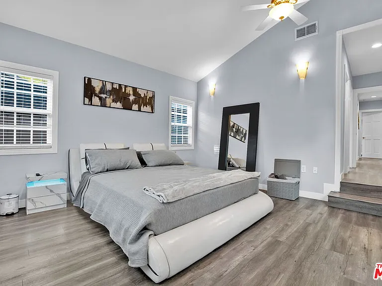 8345 White Oak Ave — Photo 28