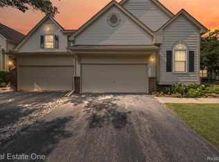 38282 Saratoga Cir, Farmington, MI