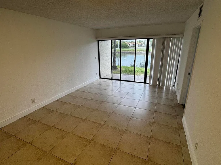 1525 Lake Crystal Dr #C — Photo 8