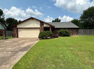 207 Phoenix Village Rd, Muskogee, OK 74403