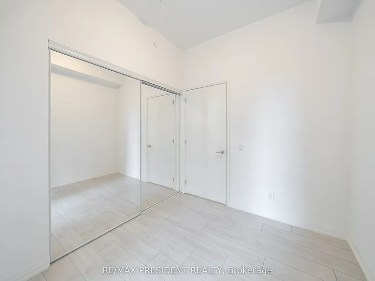 400 King St W #808 — Photo 15