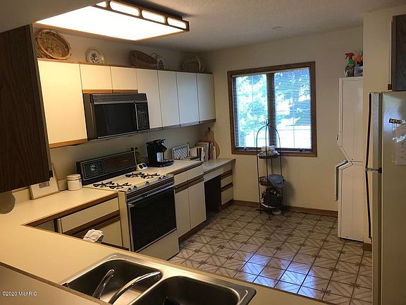 3rd image of 515 Lake St #4