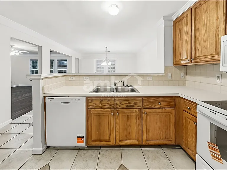 4601 Heritage Woods Dr — Photo 3