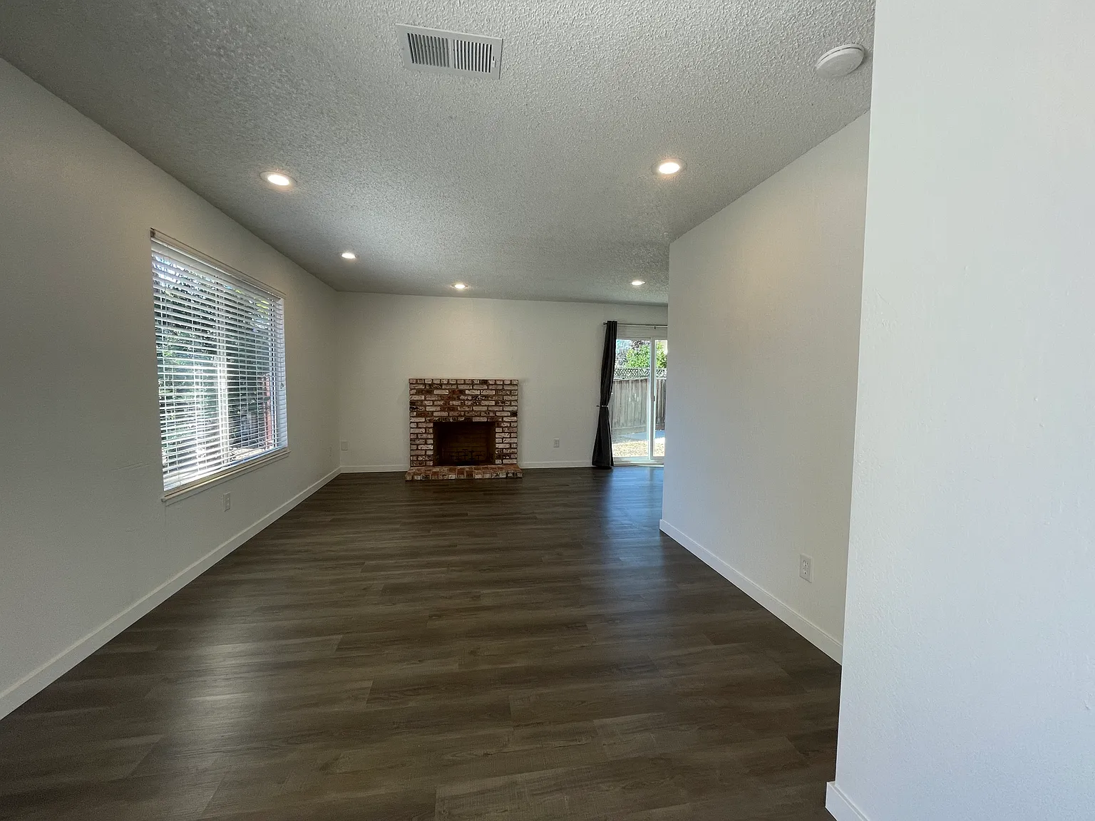 3 bed, 1384 sqft, $3,300 — Photo 4
