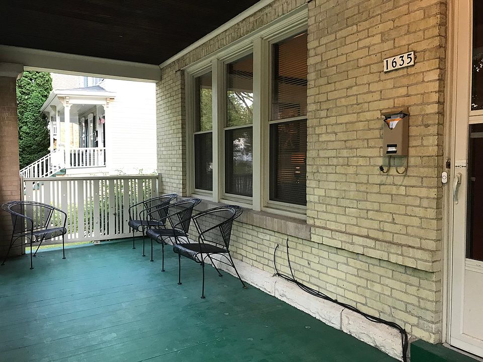Large Front Porch & Private Entry to Unit