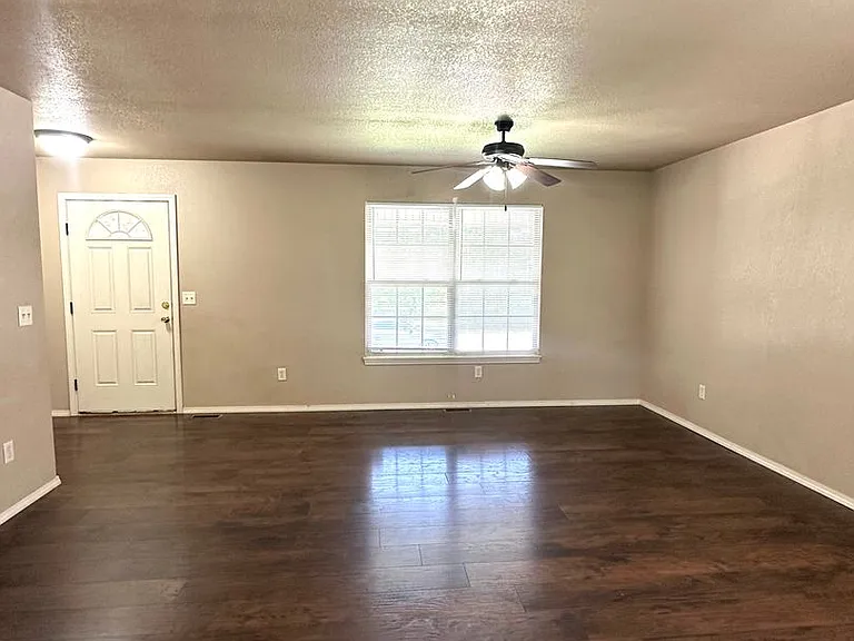 1024 E Caravan St — Photo 4