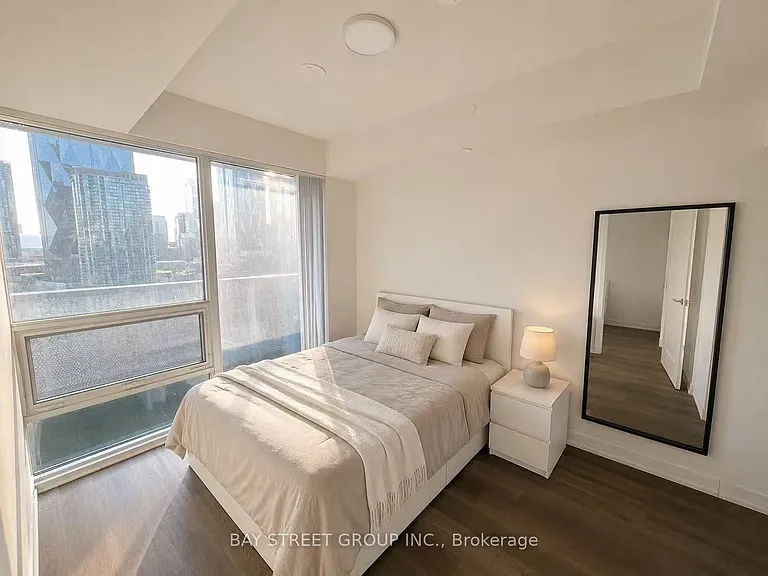55 Cooper St W #1816 — Photo 4
