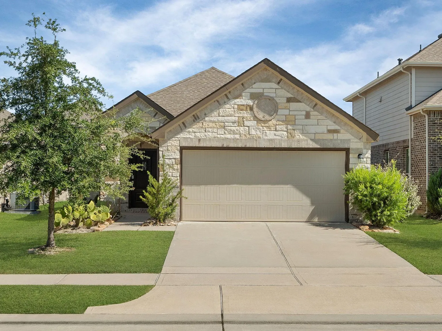 3 bed, 2.0 bath, 1565 sqft, $2,200 — Photo 2