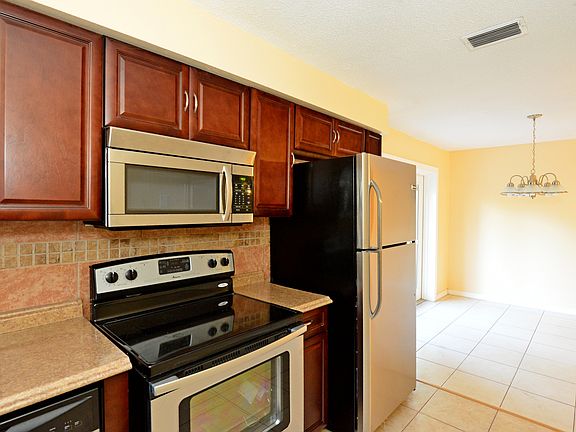 5th image of 2828 Saint John Dr