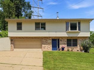1947 Amelia Dr, Dubuque, IA 52001