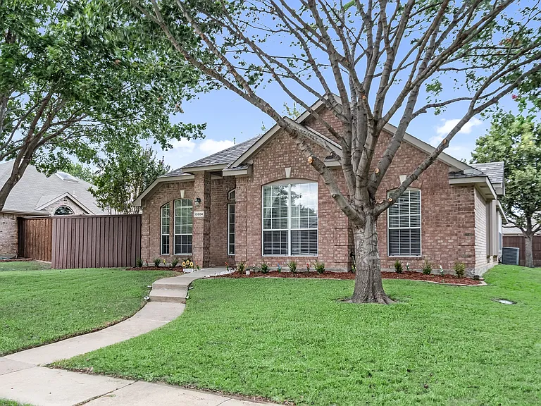 10804 Pineview Ln — Photo 1
