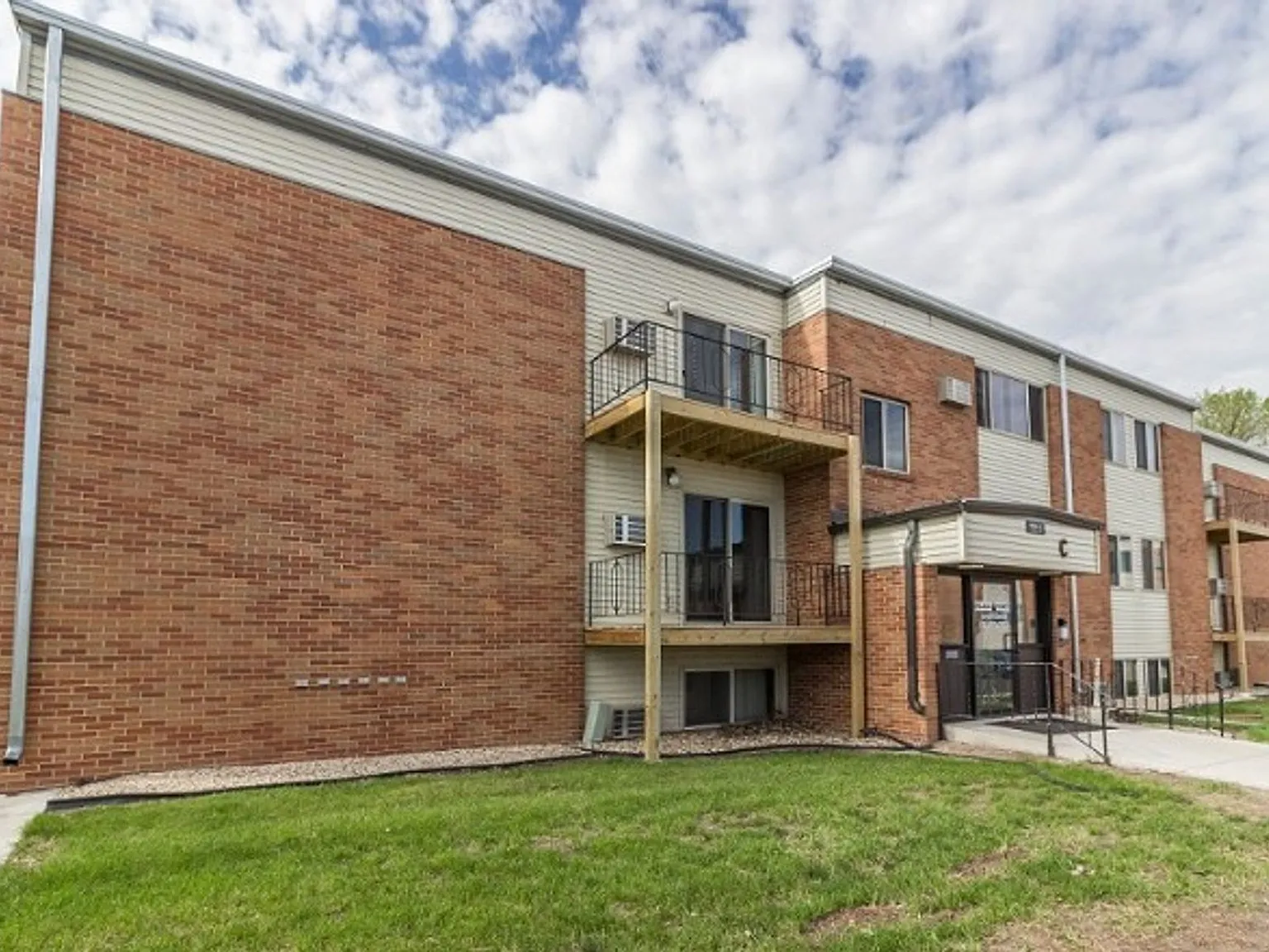 1, 2, 3 Bedroom Apartments — Photo 2