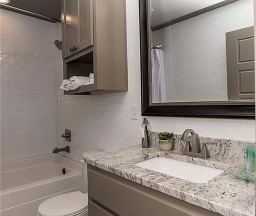 4th image of 303 SW F St #1