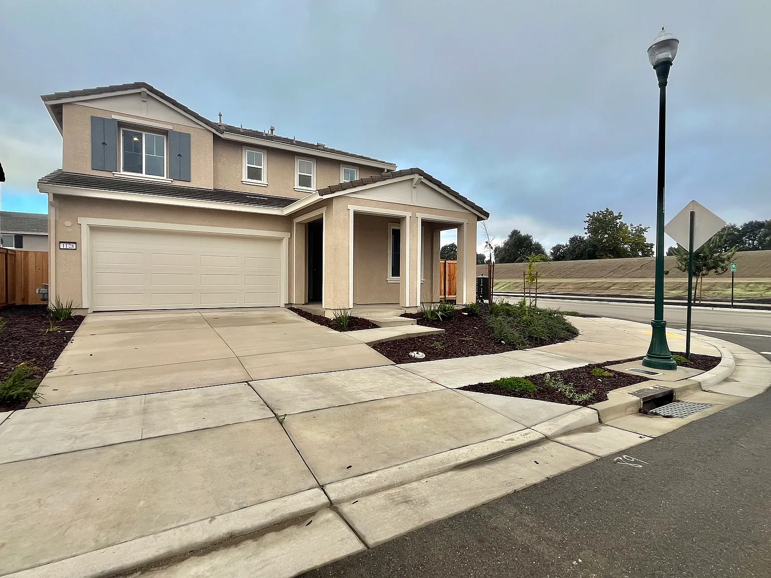 4 bed, 1870 sqft, $2,999 — Photo 1