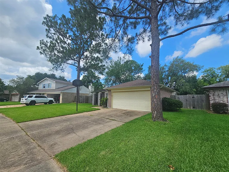 3206 Pebble Lake Dr — Photo 2