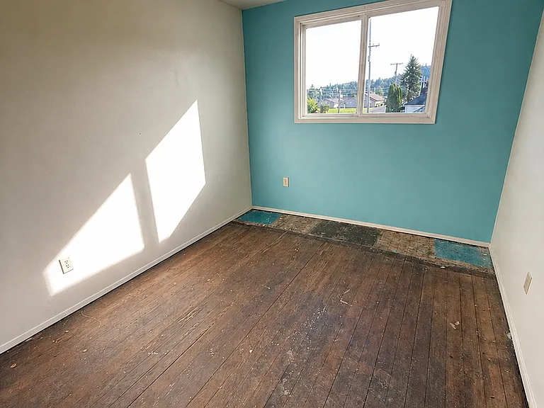220 N D St — Photo 6