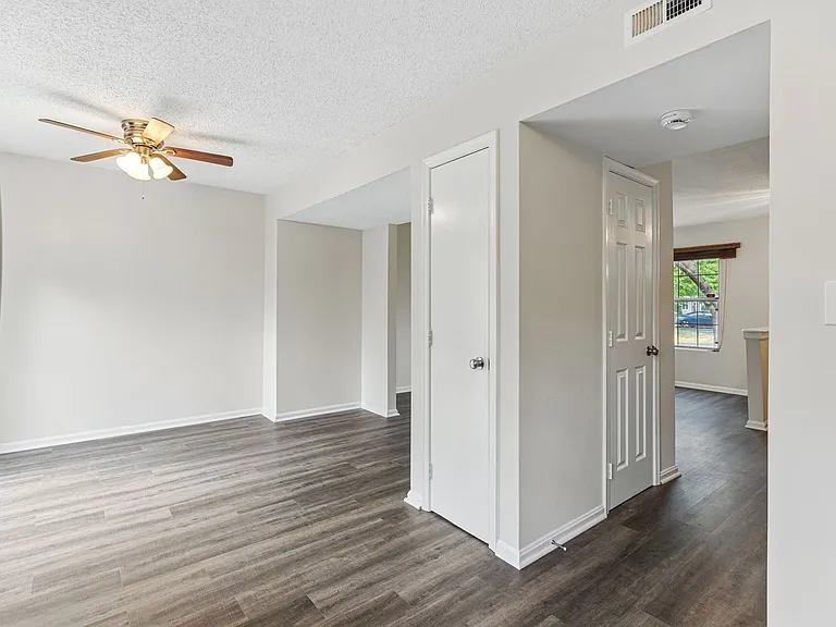 505 Knollwood Ct — Photo 12