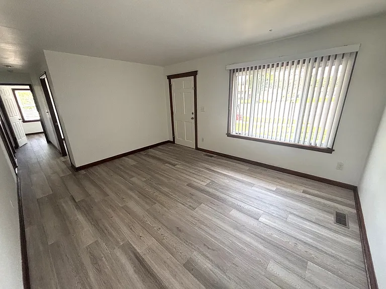 1352 Crestwood Dr — Photo 3