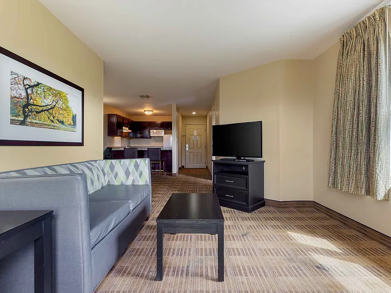 2 Bedroom Suite - 2 Full Beds and 1 King Bed