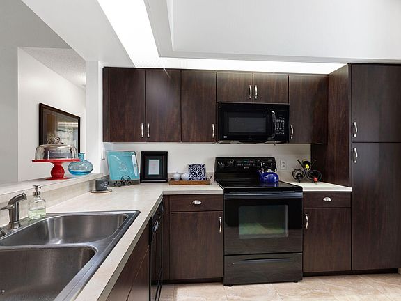 3rd image of 1037 Country Club Dr #424