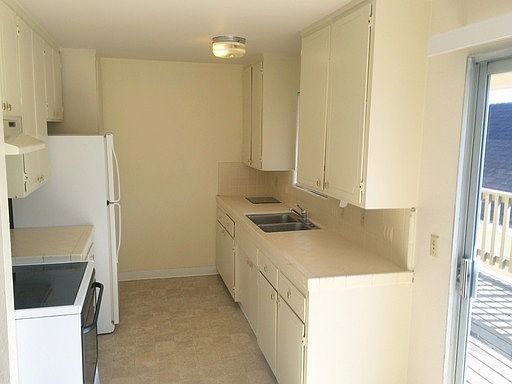 2nd image of 41 Maple St APT 5
