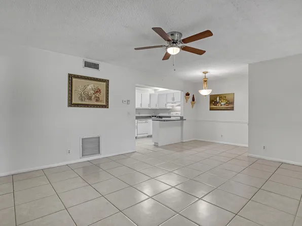 436 Pine Glen Lane #C-2, Greenacres, FL 33463