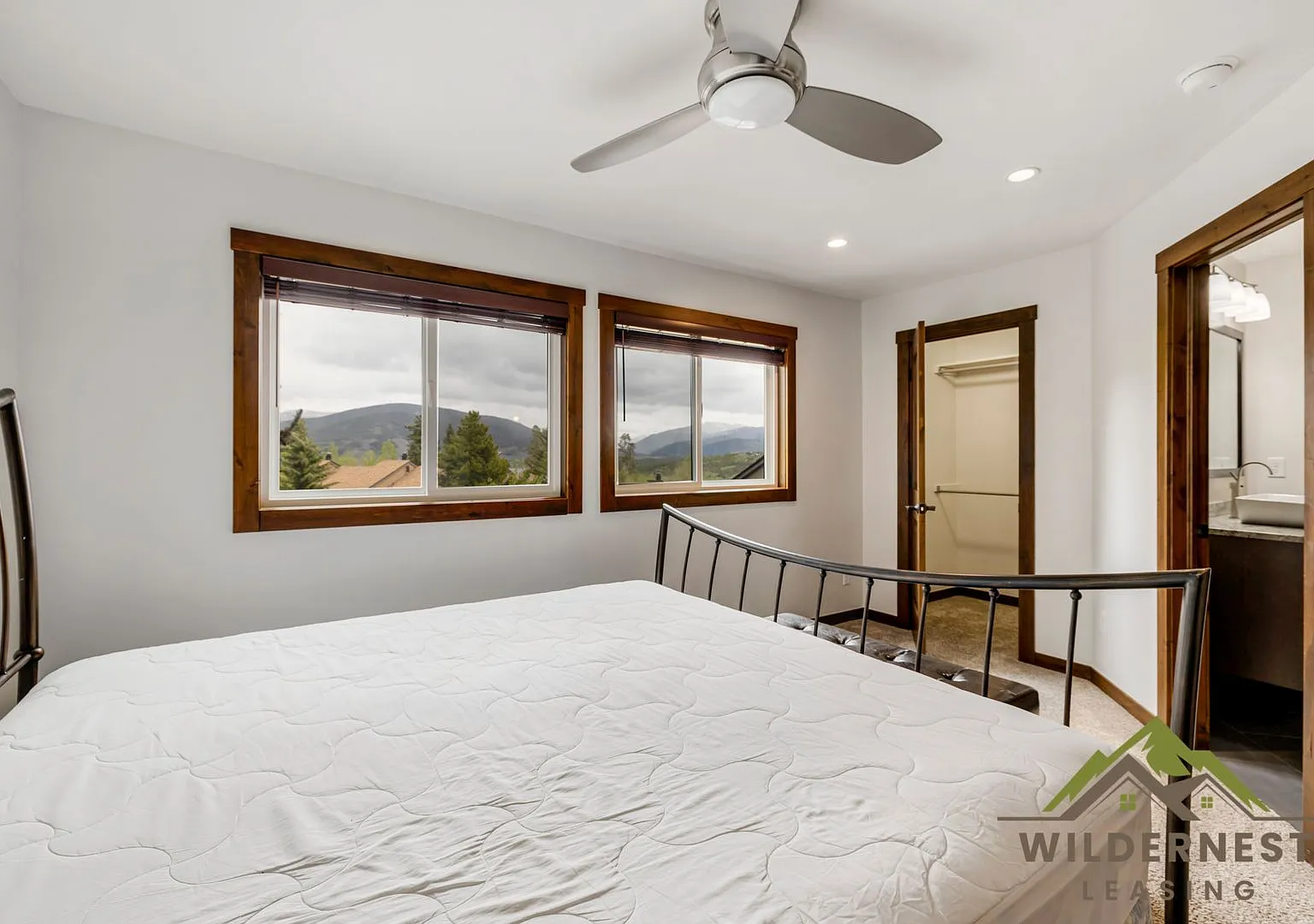 Woodworks Townhome- 3 Bedroom/3 Bath Unit w/Updated kitchen on the Bus Route — Photo 4