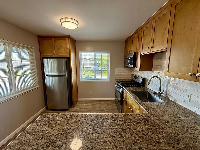 2870 Joseph Ave — Photo 5