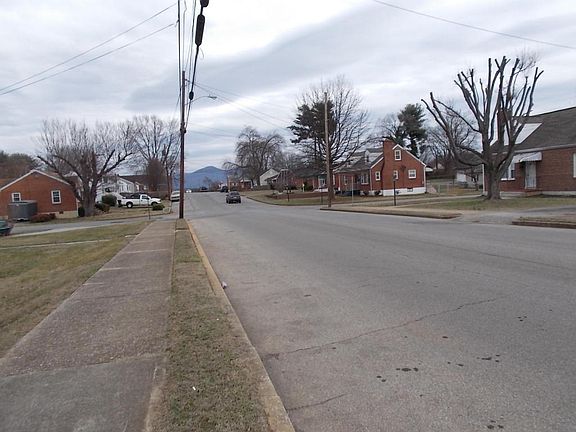 3rd image of 220 Fleming Ave NE