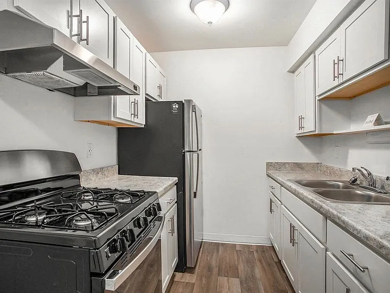 Fairlane Apartments — Photo 9