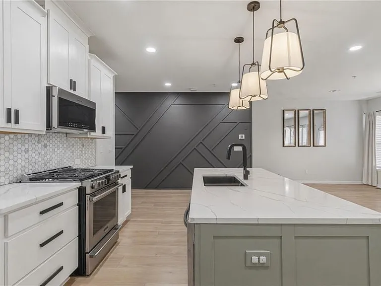 1339 Endicott Ct — Photo 9
