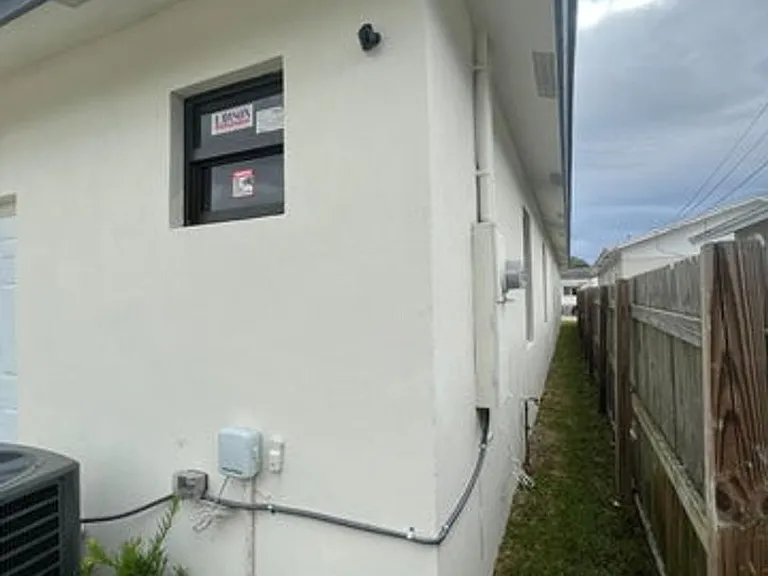 227 N East St — Photo 14